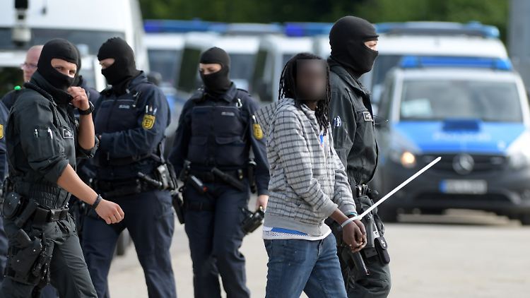 Polizisten treffen meist nur dann auf Ausländer, wenn es Probleme gibt. Zusammen mit Faktoren wie Stress, Überstunden und dem Gefühl, zu wenig ausrichten zu können, begünstigt das Vorurteile. 