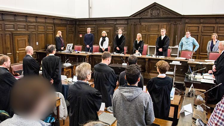 220 Vermummte waren im Juli 2017 über die Elbchausee gezogen und hatten mit Zerstörungen einen Schaden von einer Million Euro verursacht.