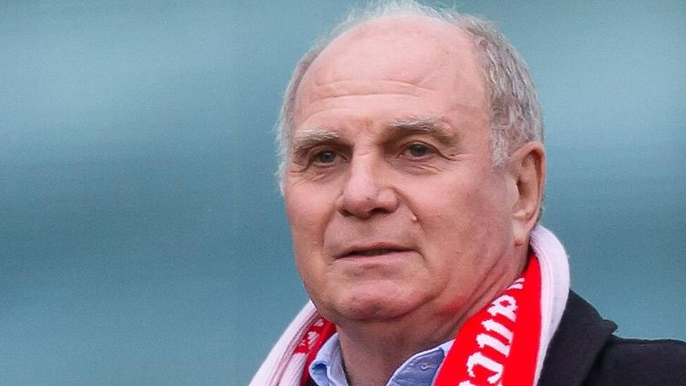 Uli Hoeneß bleibt sowohl Präsident des FC Bayern München als auch Aufsichtsratschef der AG.