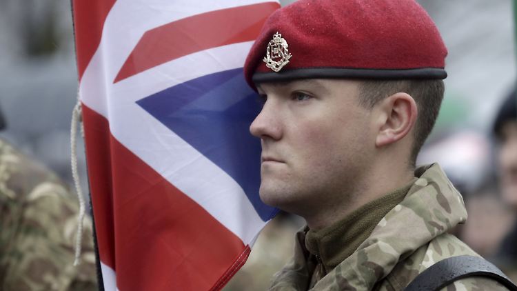Ein britischer Armeeangehöriger bei einer Militärparade.