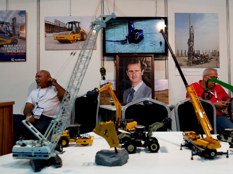 Aufnahme eines Standes für Baumaschinen der diesjährigen Internationalen Messe in Damaskus. Die Veranstaltung trug das Motto "Reconstruct Syria".