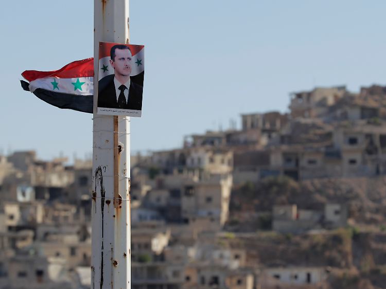 Ein Plakat des syrischen Präsidenten Baschar al-Assad in der westsyrischen Stadt Rastan. Dass sich durch die verfassungsgebende Versammlung an seiner Machtposition erheblich etwas ändert, ist unwahrscheinlich.