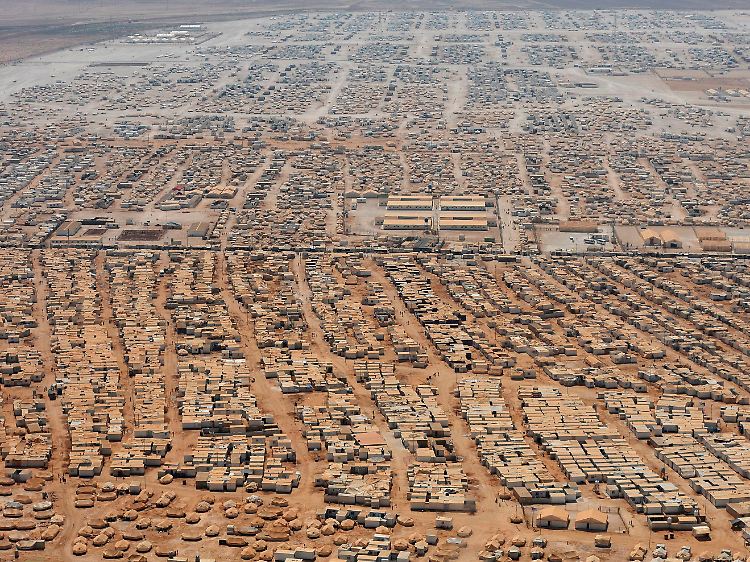 Das Flüchtlingslager Zaatari direkt hinter der syrisch-jordanischen Grenze beherbergt etwa 80.000 Einwohner. Es ist damit inzwischen die viertgrößte Stadt Jordaniens.