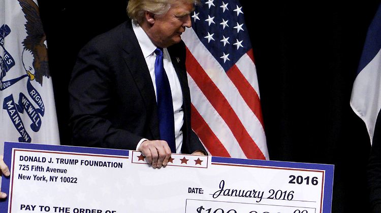 Im Wahlkampf trat Trump medienwirksam mit Großkopien von Spendenschecks seiner Stiftung auf.