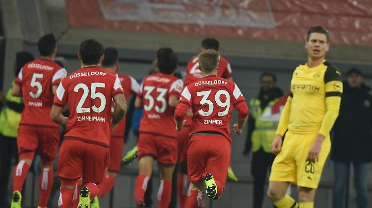 Lukasz Pisczcek und der BVB kassierten in Düsseldorf die erste Ligapleite.