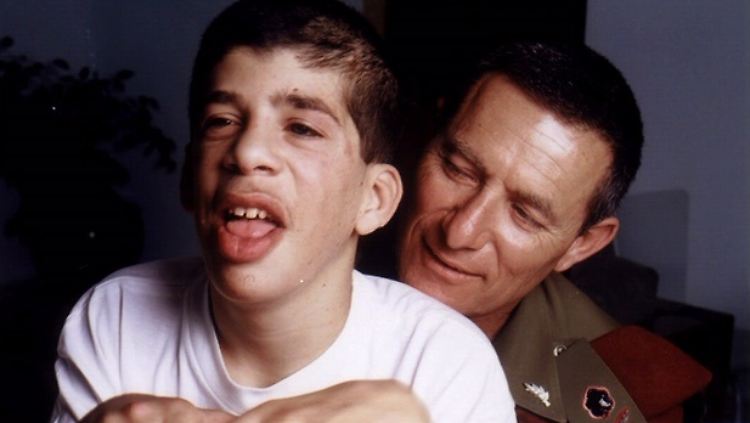 Doron Almog mit seinem Sohn Eran, der vor elf Jahren im Alter von 23 Jahren starb.