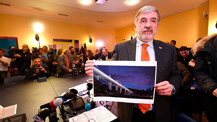 Genuas Bürgermeister zeigt den neuen Entwurf für die Brücke.