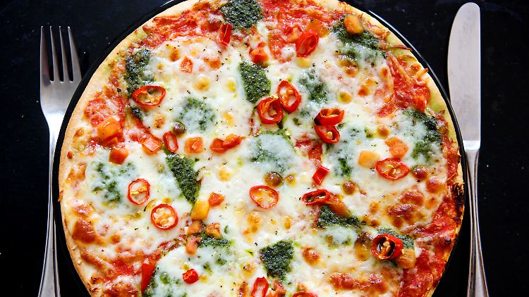 Das Deutsche Tiefkühlinstitut verpflichtete sich, den Salzgehalt in Fertigpizzen auf durchschnittlich 1,25 Gramm pro pro 100 Gramm Pizza zu senken.