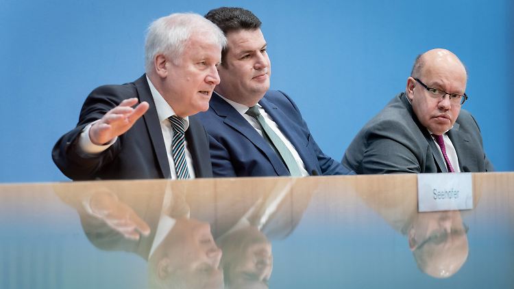 Bundesinnenminister Horst Seehofer, Arbeitsminister Hubertus Heil und Peter Altmaier, Bundesminister für Wirtschaft (v.l.n.r.), sind sich einig.