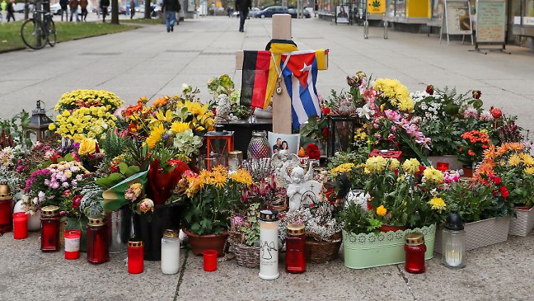 Blumen und Kerzen stehen an der Stelle in Chemnitz, an der Daniel H. erstochen wurde (Archivbild).