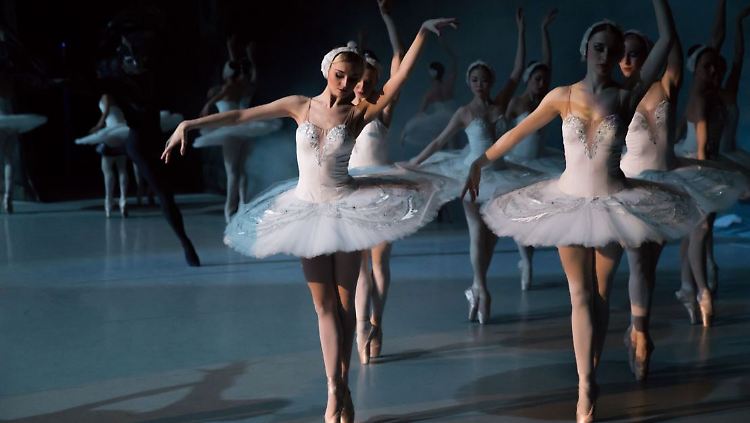 "Jedes Jahr gehen wir aufs Neue mit der stärksten Besetzung auf Tournee, präsentieren voller
Stolz die Stars der Ballettbühne." (Gordejew)