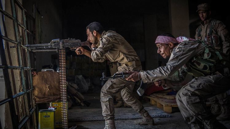 Soldaten der Syrischen Demokratischen Kräfte (SDF) bekämpfen seit Monaten den IS in Syrien.
