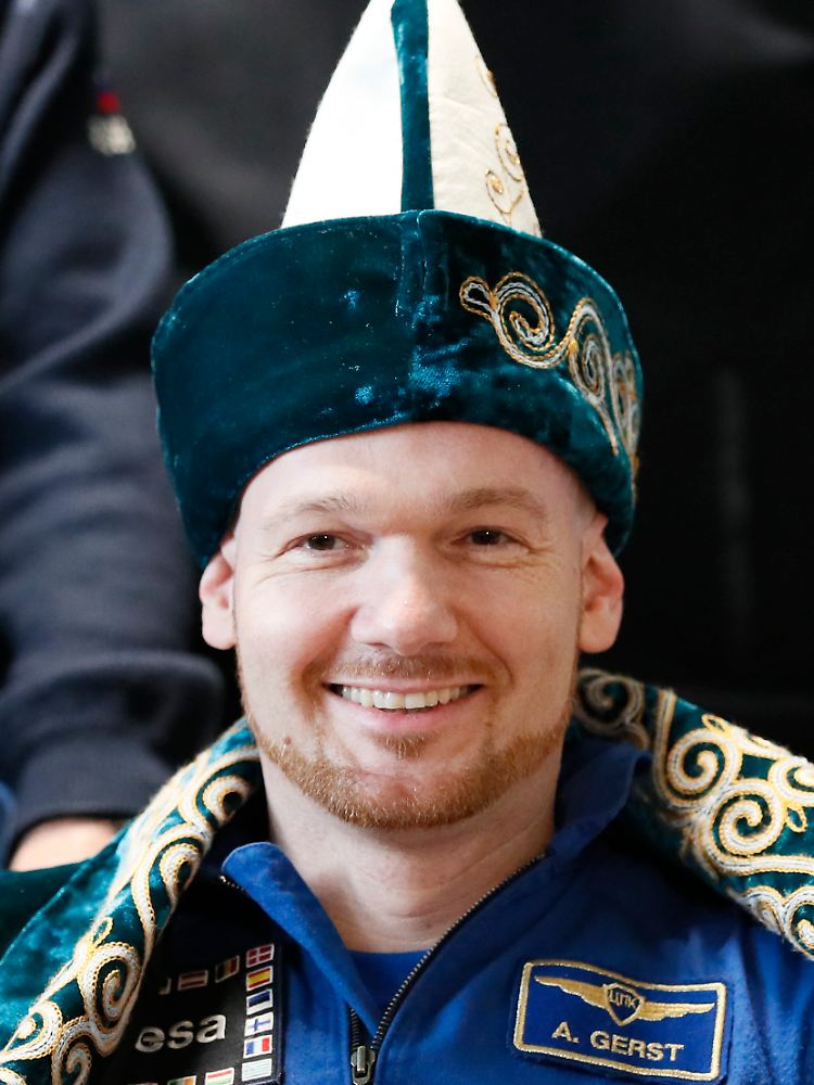 Alexander Gerst in kasachischer Tracht während einer Pressekonferenz am Flughafen in Scheskasgan.