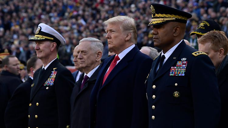 Trump mit Verteidigungsminister Mattis beim traditionellen Football-Spiel von Army gegen Navy am 8. Dezember (die Army hat gewonnen).