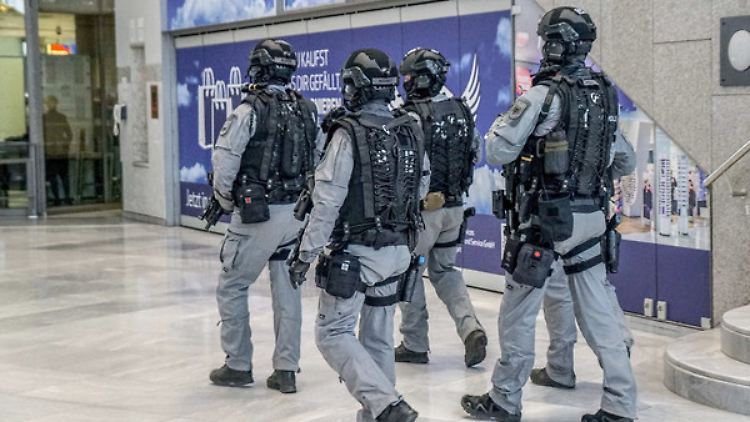 Bewaffnete Spezialkräfte der Polizei am Stuttgarter Flughafen.