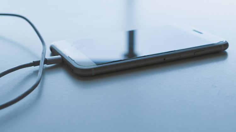Es gibt bessere Methoden, aber man kann sein Smartphone ruhig über Nacht aufladen.
