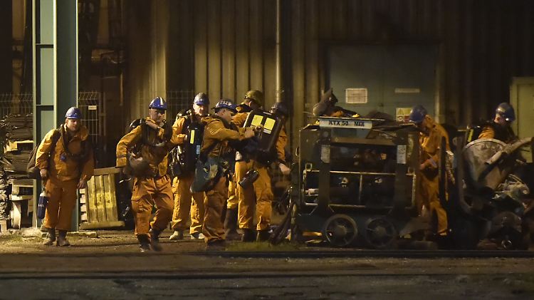 Rettungskräfte suchen unter Tage nach den Vermissten. 