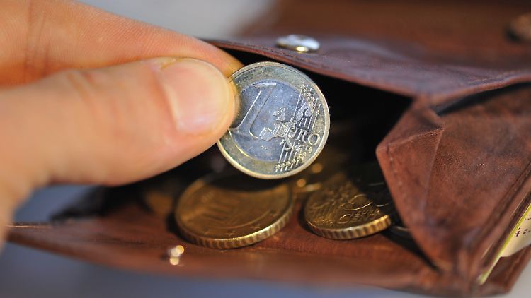 Die Deutschen sind weniger in Kauflaune, obwohl sie mehr Geld in der Tasche haben.