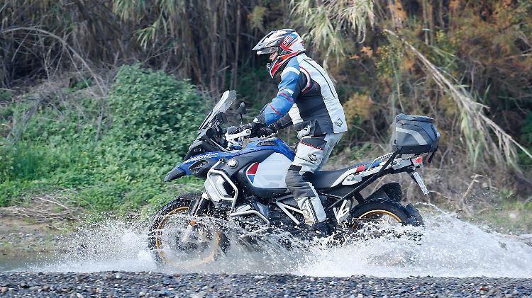 Die BWM R 1200 GS Adventure geht über Stock und Stein.