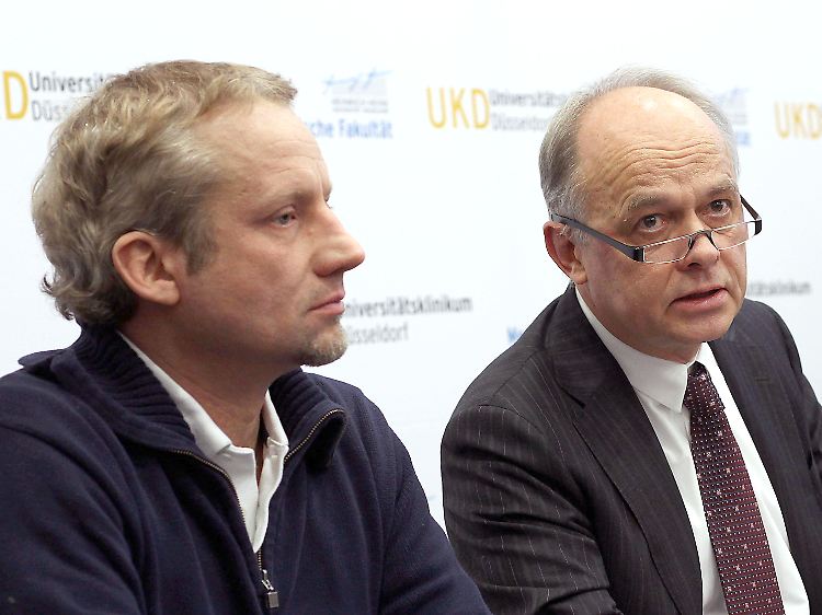 Der ärztliche Direktor der Universitätsklinik, Wolfgang Raab (r) und der behandelnde Arzt Richard Bostelmann (l) äußern sich zum Gesundheitszustand von Samuel K.