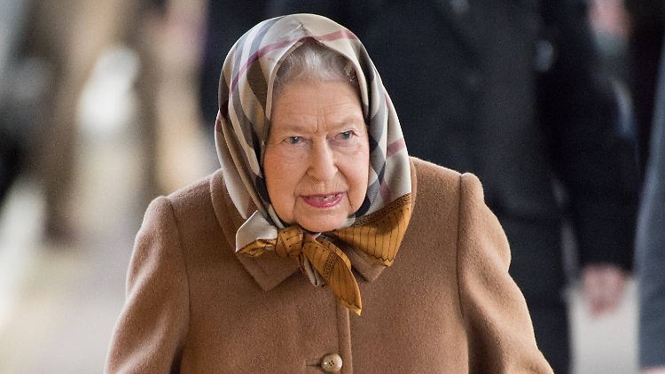 Gut eingemummelt macht sich die Queen auf die Reise.