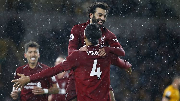 Liverpools Mohamed Salah und Virgil van Dijk feiern das 1:0. 