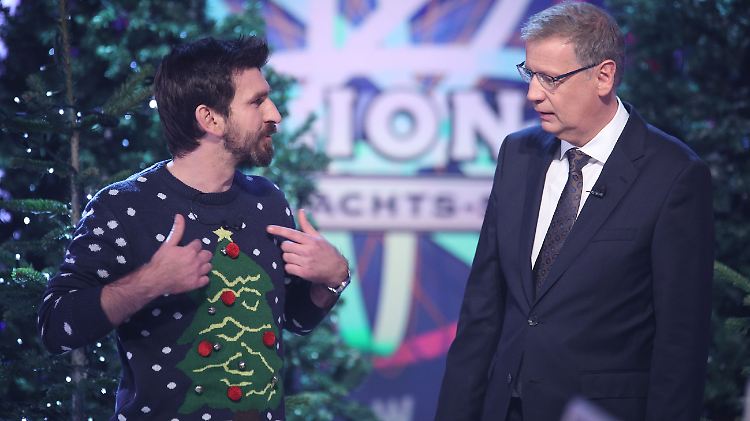 Moderator Jauch begutachtet das weihnachtliche Outfit seines Kandidaten zunächst skeptisch.