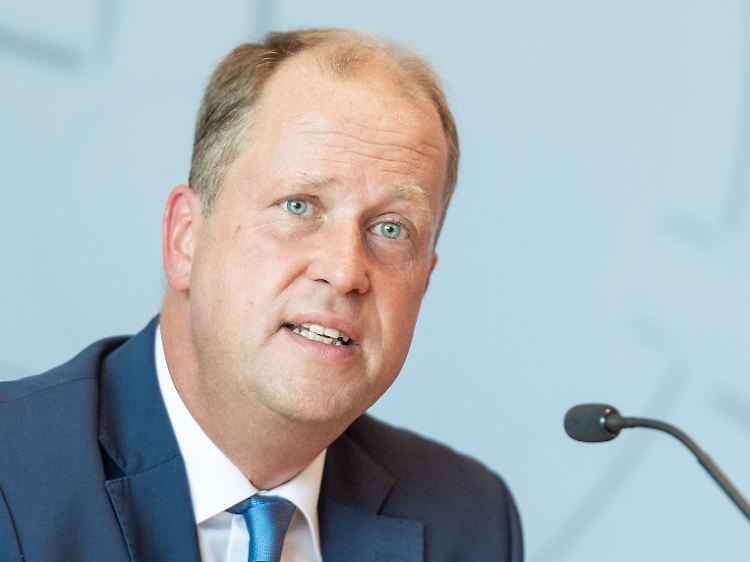 Nordrhein-Westfalens Flüchtlingsminister Joachim Stamp will einen "Migrationsgipfel" aller Bundesländer initiieren.
