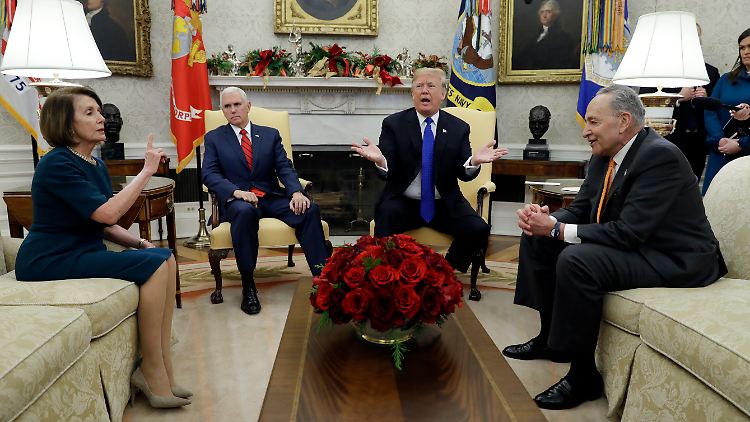 Pelosi, Trump und Schumer im Oval Office. Auch Vizepräsident Pence (2.v.l.) nahm an dem Gespräch teil. Er sagte allerdings nichts.