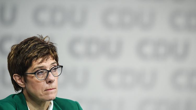 Würde die Kanzlerin direkt gewählt, hätte AKK trotz leicht sinkender Umfragewerte gute Chancen.