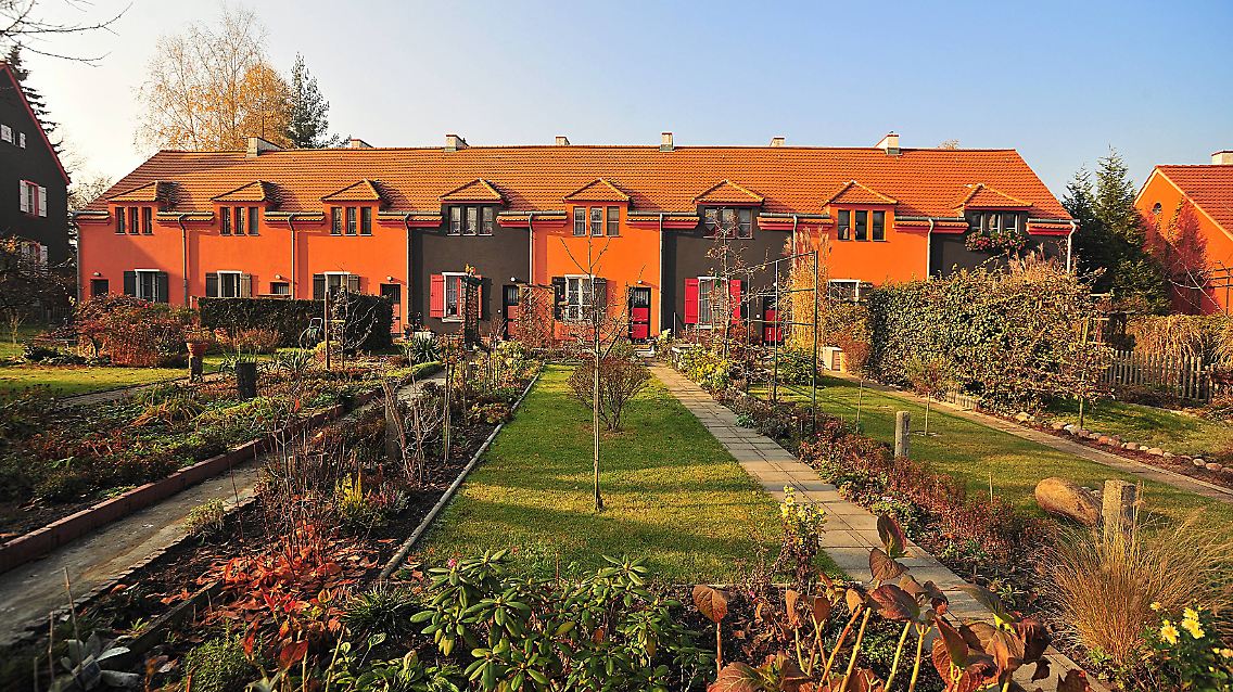 Jedes Haus hat einen Garten, in dem die Bewohner ihr eigenes Obst und Gemüse anbauen sollten, so Tauts Idee. Für die Bepflanzung der Anlagen wurde extra ein Gartenarchitekt engagiert.