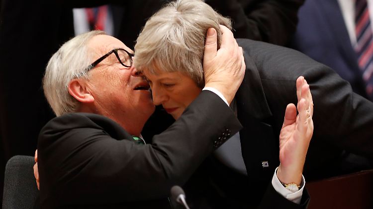 Auch diese Szene, in der Juncker Großbritanniens Premier May am Kopf anfasst, stößt Rudd sauer auf.