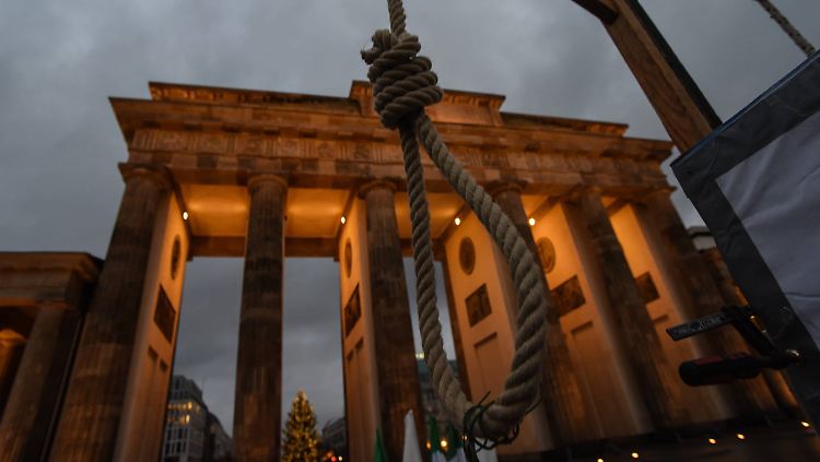 Am Brandenburger Tor in Berlin bauen Exil-Iraner 2015 einen Galgen auf. Er untermalt symbolisch ihre Forderung, die Todesstrafe in ihrer Heimat abzuschaffen.
