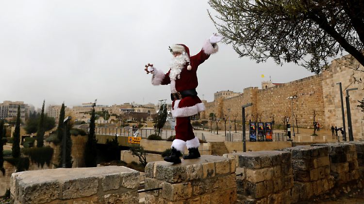 Nur in Jerusalem: Issa Kassissieh, ein israelischer Araber, posiert in der Heiligen Stadt als Weihnachtsmann.