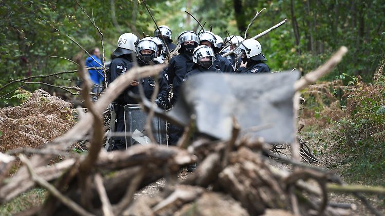 Polizisten im Hambacher Forst - in der Nacht zum 1. Weihnachtsfeiertag waren sie im Großeinsatz.