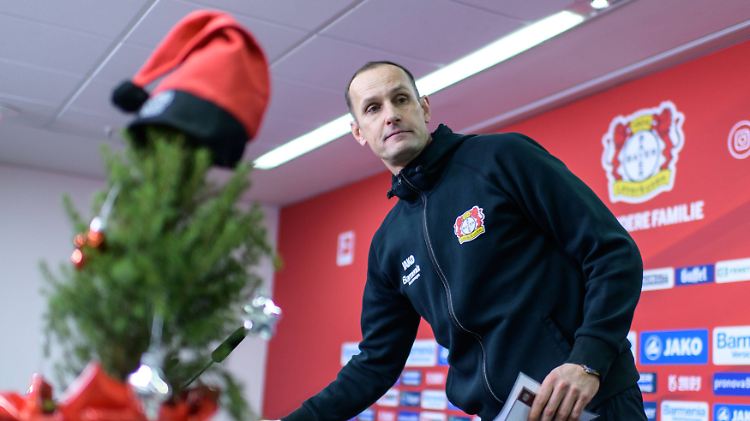 Frohe Weihnachten? Für Heiko Herrlich sieht es in Leverkusen nicht unbedingt danach aus.