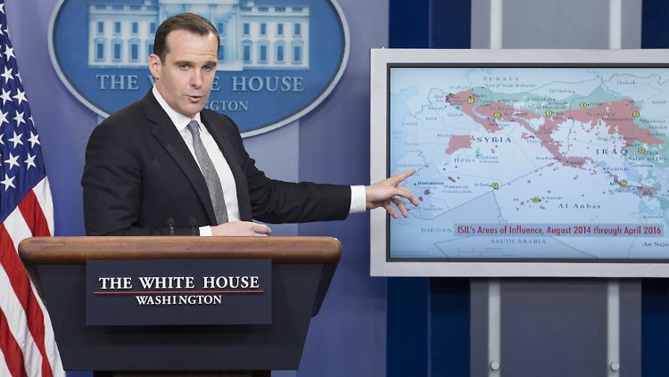 Brett McGurk erklärt im Sommer 2016 bei einer Pressekonferenz im Weißen Haus, wie der aktuelle Stand im Krieg gegen den IS ist.