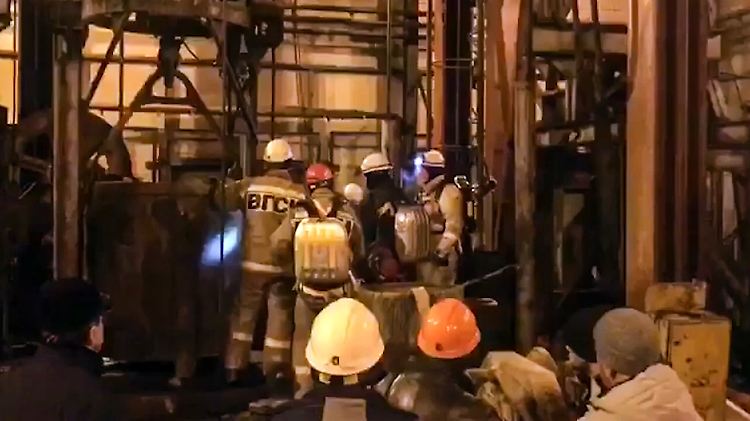 Das Standbild aus einem Video des russischen Fernsehsenders RU-RTR zeigt das Rettungsteam vor Ort.