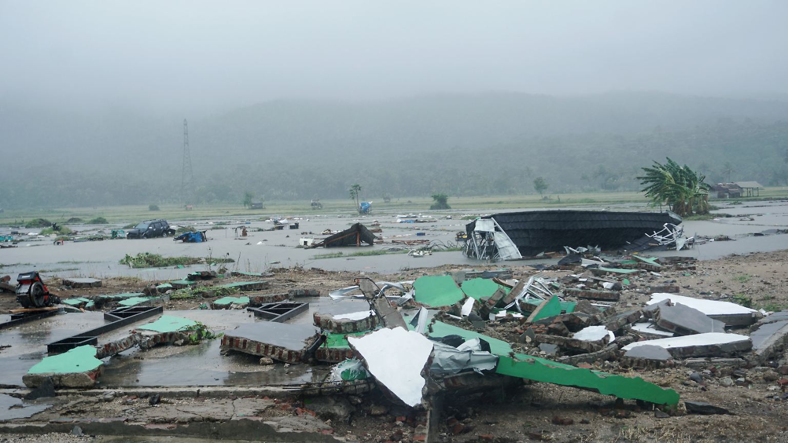 Bild der Zerstörung: Ein Tsunami trifft am 22. Dezember die Küsten der indonesischen Inseln Java und Sumatra. 