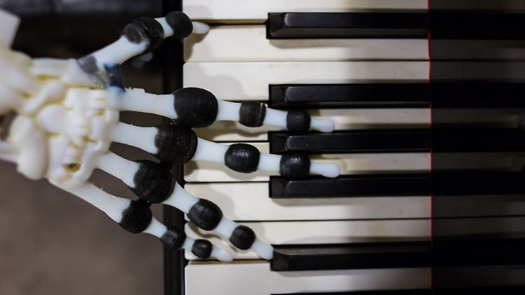 Die künstliche Hand kann ihre Finger nicht aktiv bewegen, spielt aber trotzdem Klavier.