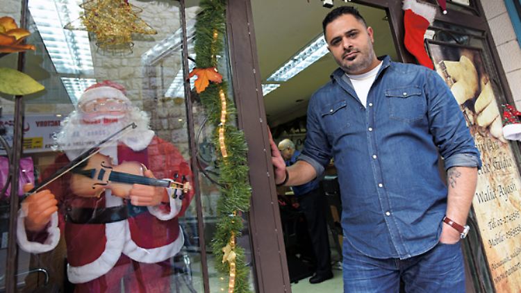 Die weihnachtliche Deko darf beim Tätowierer Walid Ayash nicht fehlen.