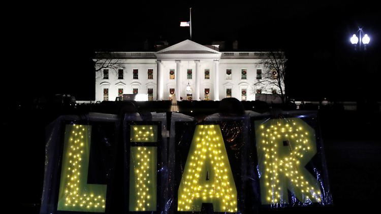 Protest vor dem Weißen Haus am vergangenen Freitag. "Lügner" steht in weihnachtlich leuchtender Schrift auf dem Schild.