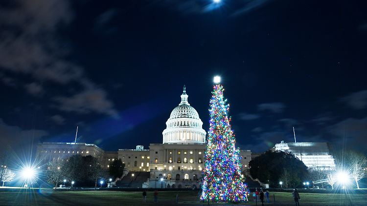 Die Weihnachtsbeleuchtung vor dem Kapitol ist von dem Shutdown ganz offensichtlich nicht betroffen.