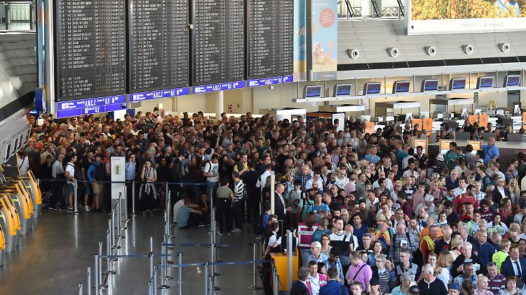 Ein prall gefüllter Frankfurter Flughafen im Sommer 2018. 