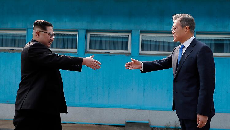 Trafen sich schon 2018 und pflegen seit April 2021 wieder eine Brieffreundschaft: Nordkoreas Machthaber Kim Jong Un und Südkoreas Präsident Moon Jae In.