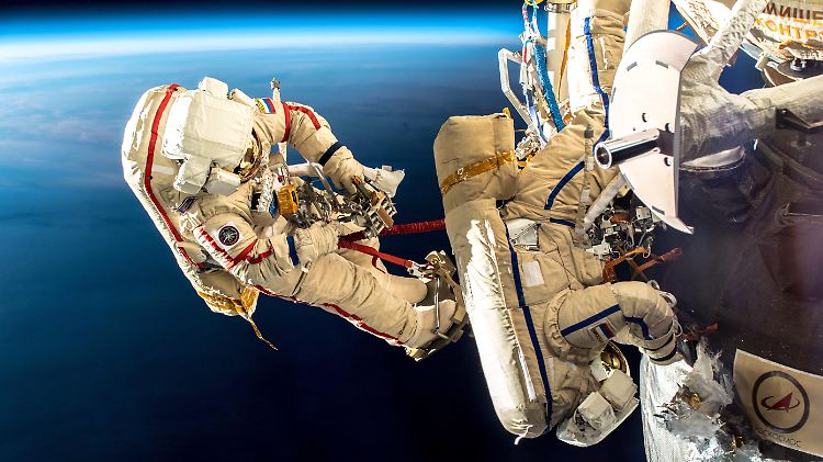 Außenbordeinsatz am 12. Dezember 2018: Zwei Raumfahrer überprüfen das Leck, das Ende August zu einem leichten Druckabfall auf der ISS geführt hatte.