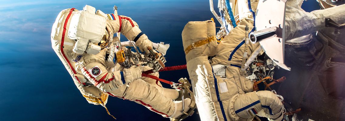 Außenbordeinsatz am 12. Dezember 2018: Zwei Raumfahrer überprüfen das Leck, das Ende August zu einem leichten Druckabfall auf der ISS geführt hatte.