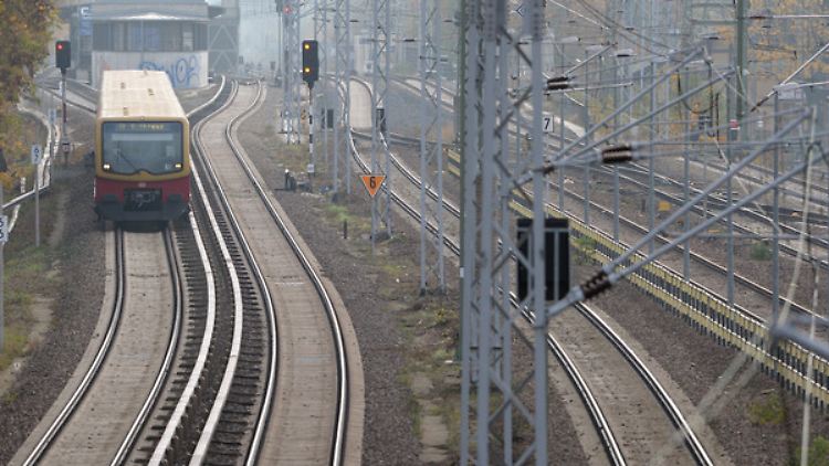 Eine S-Bahn fährt vom Bahnhof Karlshorst kommend in Richtung Ostkreuz. 
