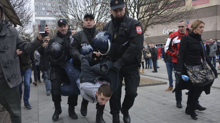 Polizisten nehmen einen Aktivisten der Gruppe "Gerechtigkeit für David" bei einer Polizeirazzia in Banja Luka in Gewahrsam. 