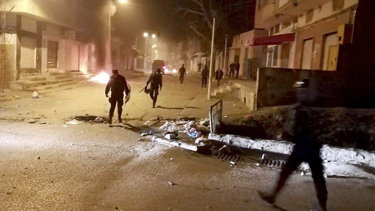 Tunesische Polizisten patroullieren auf den Straßen von Kasserine.